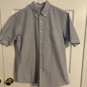 Uniqlo Short Sleeve Button Down Shirt Small, Blue and White Seersucker stripes